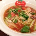 信濃路 - トマトラーメン。ガーリックがきいてて、シャキシャキ野菜がいっぱい。ガーリック抜きや少なめにも対応。