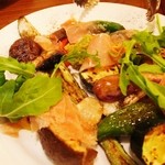 トラットリアカンパニオ - 前菜。旬野菜の炭火焼盛り合わせ 生ハムとグリーンタプナード。