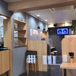 Edo Soba Magokichi - 店内装飾は淡いブルーグレーの壁にナチュラルウッドの調度品、落ち着けて癒しを感じる色合いです
                        お席はカウンター4席、壁カウンター2席×2ヶ所、テーブル4席×2卓の合計16席