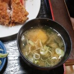 丸福 - 豆腐とワカメ、ネギが入った味噌汁