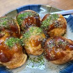 Takoraku - たこ焼き【6個】(税込240円)
                外はカリッと中はトロッと焼けて、熱々のマグマみたい。
                火傷に気を付けて頂きましょう。
                1つ税込40円でたこ焼きを売ってます
                小学生のお小遣いでも買える値段なのが良い！