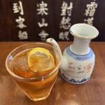 三和楼 - 2023年8月【夏も美味しい紹興酒で乾杯】立秋を過ぎても厳しい残暑が続いています。
暑い夏場は、いつもの紹興酒の飲み方をちょっと変えて楽しみませんか？
当店の熟成感のある甕出し紹興酒に、レモンを絞ってオン・ザ・ロックで爽やかに。
また炭酸で割ったドラゴンハイボールもスッキリとした後味でオススメです！