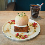 パンとエスプレッソと - 桃のフレンチトースト（2000円） ドリンクセットでアイスコーヒー