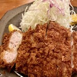 Tonkatsu Tamafuji - お肉は柔らかくサクサク揚がっています。