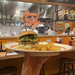 YUMMY BURGER - 【8月のMonthly Burger】
            『BBQ PINAPPLE BURGER¥¥1,700』
            『ヒューガルデン¥700』