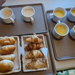 ファミリーロッジ旅籠屋 - 料理写真:朝食はパンとコーヒー、オレンジジュースのセルフ
