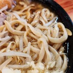 ラーメン二郎 - 液体油多め、限りなく非乳化スープ。