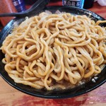 ラーメン二郎 - スープを吸いまくった麺。画像より濃い醤油色です。