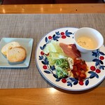 Pasta&Cafe ricca - ●自家製パンチェッタ トリュフのカルボナーラ 1,580円
            
            を注文してみた。
            
            ▷前菜