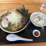 金ちゃん - 辛味噌ラーメンの麺少な目、ネギ、海苔、味玉、半ライス