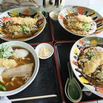 １日２０食限定　極厚角煮・海老天・温玉入りカレーうどん　１４００円　と　夏季限定　冷やし黒胡麻カレーうどん　１０００円　＋　大海老天トッピング　３００円　３人前　【　２０１３年８月　】