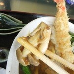 鬼はそと福はうち - １日２０食限定　極厚角煮・海老天・温玉入りカレーうどん　１４００円　しめじ　【　２０１３年８月　　】