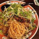 麺屋 菜心 - もやしを持ち上げた様子（中には氷もあり）