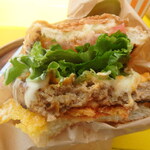 氾濫バーガー チムフガス - チーズバーガー断面（食べかけ御免）