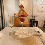 CAFE&BAR Mrs.fruits parlor SUN - 桃の夜パフェ『桃、チーズに出会いました。』
