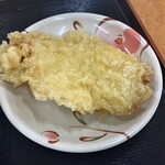 こがね製麺所 - 鳥天は結構大きい。
            味もなかなかイケてる。