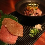 よろにく - 希少部位ユッケ　炙り（片方よく焼き）