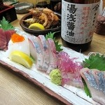 季節料理 藤原 - 本日のお造り盛合せ
      戻りカツオ・イカ・カンパチ・タイ・シマアジ