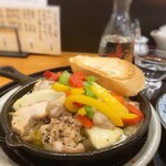 のみくいところ 尚 - 鳥肉とチーズのアヒージョ