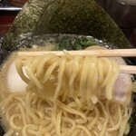 横浜家系ラーメン 一閃家 - 麺リフトアップ