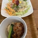 Okayu-stand.Salad - 彩りが綺麗なサラダ。煮物は唐揚げ、厚揚げ、小松菜が入っていました(^｡^)