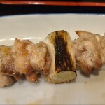 Hakata Kushiyaki Binchouya - ⑦ねぎま《親鳥》【塩】(税込220円)
                        親鳥らしく噛み応えがあり、噛む程に旨みが拡がります
                        この日頂いた焼き鳥の中では一番良かった
                        但し硬いのが苦手な人には向かないかも