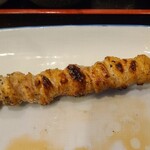 Hakata Kushiyaki Binchouya - ⑥皮【塩】(税込220円)
                        博多串焼なのでぐるぐる巻きの皮
                        パリッとした部分と中のクニュっとした部分のコントラストを残している火加減、肉汁感は少ないがカリカリという程でも無い