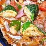 農家ピザくまのグラッチェ - ソーセージとズッキーニのサルサ