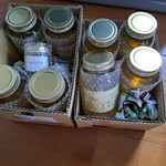 水上養蜂場 - 〇アカシア：人気No.１で、いつも購入するコチラ　スッキリとしたクセのない上品な甘さで、どんな料理にも合わせやすく、パンやチーズ、ヨーグルトによく合います。そして鹿八家で今年初めて収穫出来るレモンの新品種『璃の香』でレモン漬けもっ‼⇒10月が楽しみぃ～!(^^)! 〇野ばら：アカシアと比べると味は似てますが、甘い香りが素晴しいです