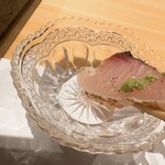 Sushi Kanade - サワラは透明醤油につけて食べる！　サワラは特有のネットリ食感が辛口の日本酒を唆ります
