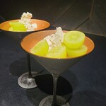 西麻布 焼肉 X - 出来上がりのシャーベットに 岡山 晴王シャインマスカットを飾り 完成