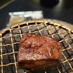 西麻布 焼肉 X - ぷるぷるな レバー よく焼きに見えるが中はとろっとろ