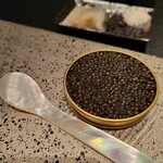 西麻布 焼肉 X - キャビアの下にもユッケが 入っている。真珠貝のスプーンが相当可愛い❤️ 蓋を開けると圧巻のキャビアが詰まってるのも セレブになった気分を味わえる