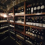 西麻布 焼肉 X - 入り口 ドアを入ってすぐの ワインの倉庫のようなエントランス ドキドキが止まりません