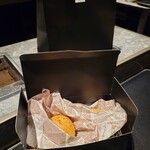 西麻布 焼肉 X - お土産のカレーパン