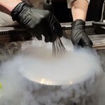 西麻布 焼肉 X - 最後のデザート マッコリに液体窒素を入れ 目の前でシャーベットを作っている様子