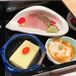 Sushi Kanade - 前菜！　(上)サワラの焼き霜造り　　(左)そら豆豆腐　(右)とろ湯葉