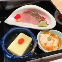 鮨 奏 - 前菜！　(上)サワラの焼き霜造り　　(左)そら豆豆腐　(右)とろ湯葉