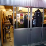 Koube Massuru Horumon - お店の入口です。この扉がいい雰囲気をかもし出していると思いませんか？
