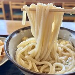 Serufu Udon Yamamori - 麺リフト。