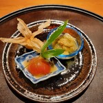 Tempura Sakurabito - 前菜は
                        ・ナスの焼き浸し、生姜仕立て
                        ・北海道のフルーツトマト、黒わさび、メカブ
                        ・フルーツ鬼灯のシャーベット