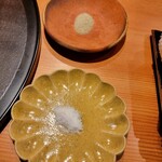 天ぷら 桜人 - 塩は２種類
            ・鬼界ヶ島は野菜に
            ・北海道の昆布塩は魚介に
