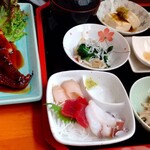 Ajiyuushoku Wakana - こちらはうなぎ定食1600円、小鉢は共通、途中まで食べてます