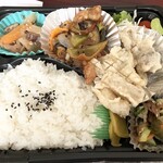 笑夢 - 選べるミックス弁当600円。チョイスは酢どり（上真ん中）とホルモン天ぷら。