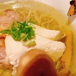 かずまちゃんラーメン - 鶏チャーシュー、九条ネギ