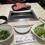 213814941 - ランチはご飯、ワカメスープ、サラダつき