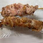 Ginza Souzaiten - ひな肉串（塩焼）１本１５７円。
                         
                        若鶏の肉をオリジナルのスパイスを使って焼き上げた焼鳥、この日唯一の塩焼きです。