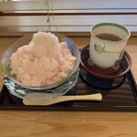 ドミネジョワ - 桃のカキ氷。ほうじ茶が美味しくて感動する。
