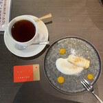 オールカフェ×タニタカフェ - パスタランチ¥1800のドリンク(紅茶)とミニデザート(チーズケーキ)