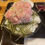 魚けん - ねぎとろの塊がご飯に乗ったインパクト大の盛り付け